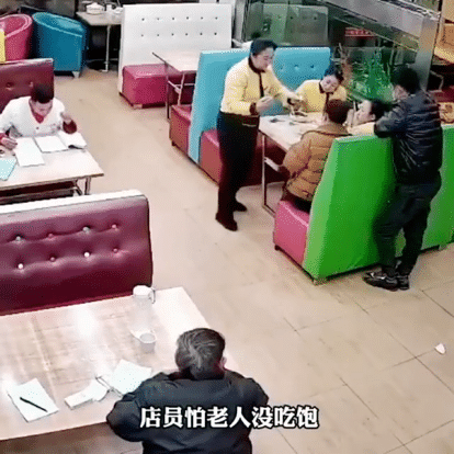 “我没钱,不吃饭!”七旬老人进店蹭暖,小店这样招待他... “我没钱,不吃饭!”七旬老人进店蹭暖,小店这样招待他...