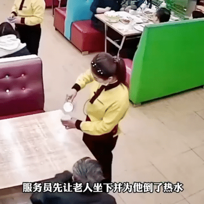 “我没钱,不吃饭!”七旬老人进店蹭暖,小店这样招待他... “我没钱,不吃饭!”七旬老人进店蹭暖,小店这样招待他...