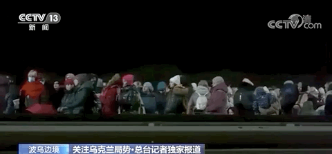 难民彻夜排队等待过境!总台记者直击波乌边境现状 难民彻夜排队等待过境!总台记者直击波乌边境现状