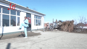 黑龙江一七旬老人高空练倒立!网友们看得胆战心惊! 黑龙江一七旬老人高空练倒立!网友们看得胆战心惊!