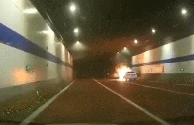 隧道突发火情,小车一个举动更危险! 隧道突发火情,小车一个举动更危险!