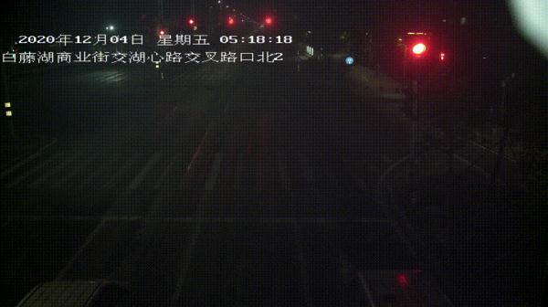 最近很多司机在路口右转时吃了罚单，有的司机行为还很怪异，被交警定义为曲线冲红灯！