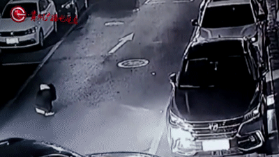 看着都疼！女友蹲在路边等男友时被车辆碾压
