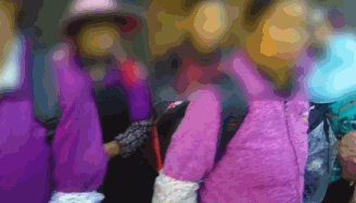 贵阳民警查超载,你猜面包车上下来多少人?1,2,3,4…… 贵阳民警查超载,你猜面包车上下来多少人?1,2,3,4……