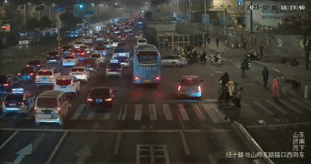 为了这颗救命药，交警在晚高峰上演“飙车”