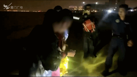 海水没过脖子了！孕妇清晨欲轻生，厦门“旱鸭子”民警紧急救援！
