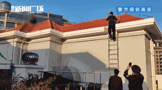 紧急!厦门一男子爬上21层楼顶,惊险时刻...... 紧急!厦门一男子爬上21层楼顶,惊险时刻......