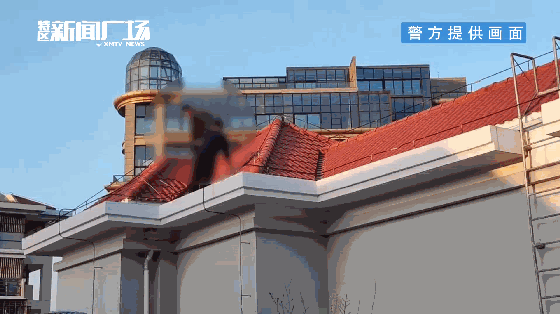 紧急!厦门一男子爬上21层楼顶,惊险时刻...... 紧急!厦门一男子爬上21层楼顶,惊险时刻......