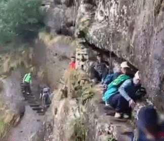 惊险！游客不走寻常路，结果失足坠崖！