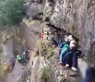 惊险！游客不走寻常路，结果失足坠崖！