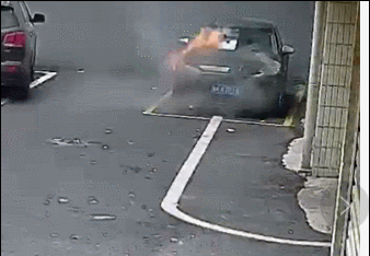 “白色硬块”从天而降!一车辆被砸,燃起熊熊大火! “白色硬块”从天而降!一车辆被砸,燃起熊熊大火!