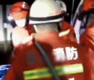 惊险！游客不走寻常路，结果失足坠崖！