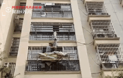 4岁男孩挂在阳台上，他们拼了！