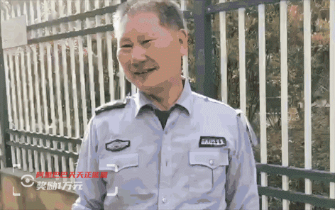 4岁男孩挂在阳台上，他们拼了！