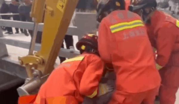 石墩儿里，卡了一个4岁娃娃……