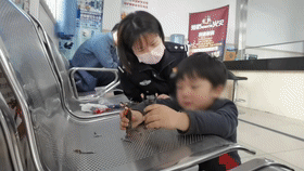 走失幼童被民警带回派出所后竟不想回家....