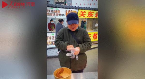 男子天天吃饭不给钱，却成了美食街的“红人”…