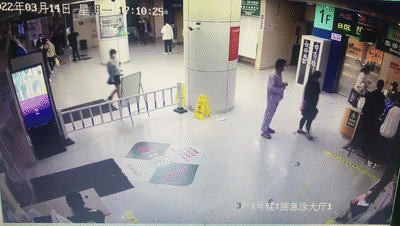 杭州一孕妇派出所门口求助：救救我女儿……