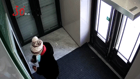 女子遛弯捡到银行卡,“意外”发现了密码!她纠结了,冲动了,后悔了...... 女子遛弯捡到银行卡,“意外”发现了密码!她纠结了,冲动了,后悔了......