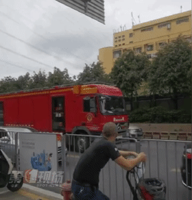 外卖小哥送餐迟到？先别急，因为他有可能正在救人……