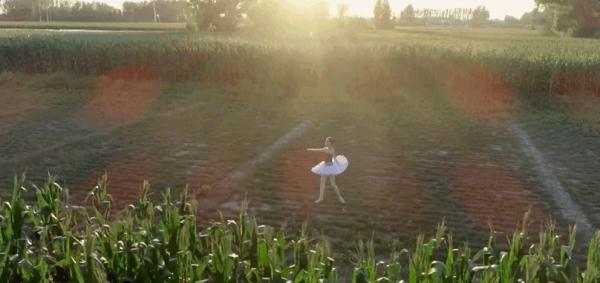 那个在田埂跳芭蕾的女孩，长大了！