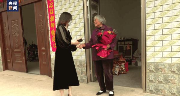“奶奶，您还记得我吗？”