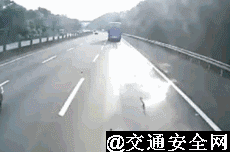 高速爆胎360度旋转，幸亏驾驶人系了它！