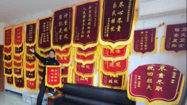 锦旗多到挂不下,“反诈老中医”的办公室火了 锦旗多到挂不下,“反诈老中医”的办公室火了