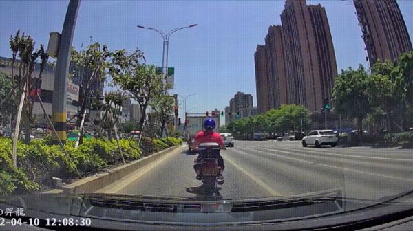 斗门有司机举报巨无霸公然逆行,与小车擦肩而过非常吓人! 斗门有司机举报巨无霸公然逆行,与小车擦肩而过非常吓人!