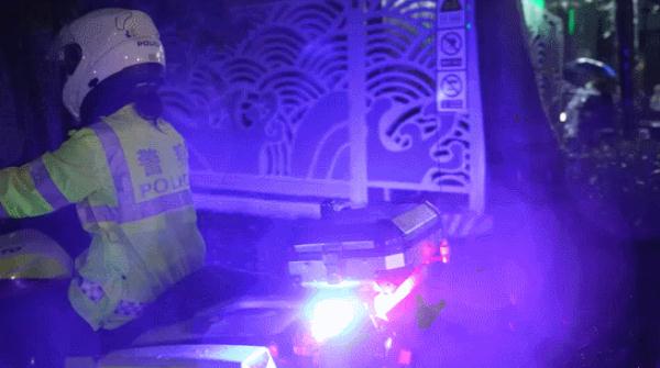 冲上热搜!深圳暴雨夜徒手推车的女铁骑是她 冲上热搜!深圳暴雨夜徒手推车的女铁骑是她