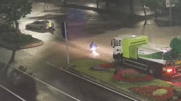 冲上热搜!深圳暴雨夜徒手推车的女铁骑是她 冲上热搜!深圳暴雨夜徒手推车的女铁骑是她