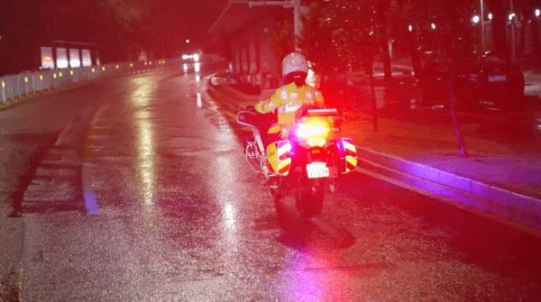 冲上热搜!深圳暴雨夜徒手推车的女铁骑是她 冲上热搜!深圳暴雨夜徒手推车的女铁骑是她