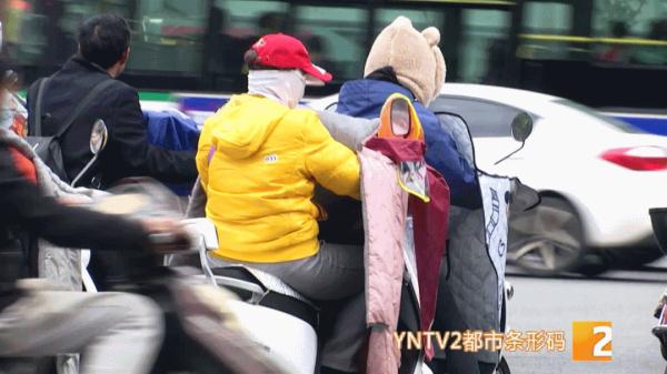 “感觉像过冬天一样…”五月中旬，大衣、羽绒服再现昆明街头，未来天气情况是……