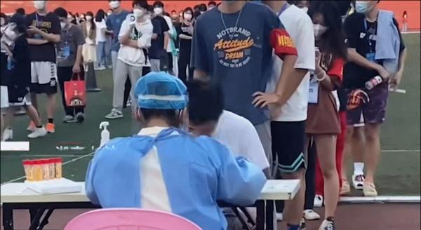 有请，潘…周聃！