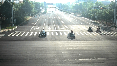 全责!女子骑电动车40秒三次违章,接下来...... 全责!女子骑电动车40秒三次违章,接下来......