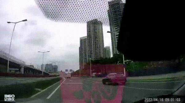 司机烟头往外丢，被后车记录仪清楚拍下！交警立即介入调查！