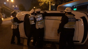 为逃避交警查车，一司机快速倒车掉头，却意外翻车……