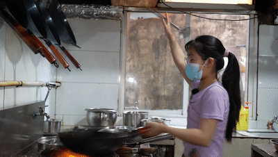 “魔性”颠勺起锅、会做五六十道菜，这个小女孩火了！