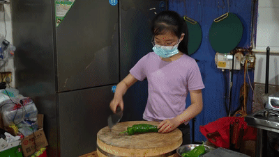 “魔性”颠勺起锅、会做五六十道菜，这个小女孩火了！