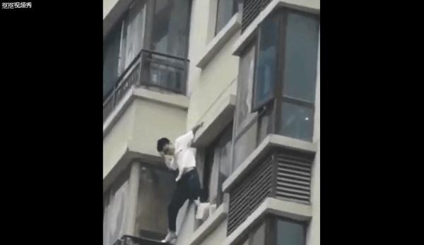 37楼爬到3楼！贵阳花果园一男子上演“飞檐走壁”