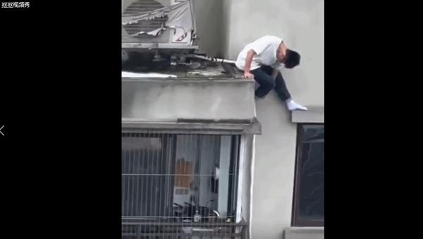 37楼爬到3楼！贵阳花果园一男子上演“飞檐走壁”