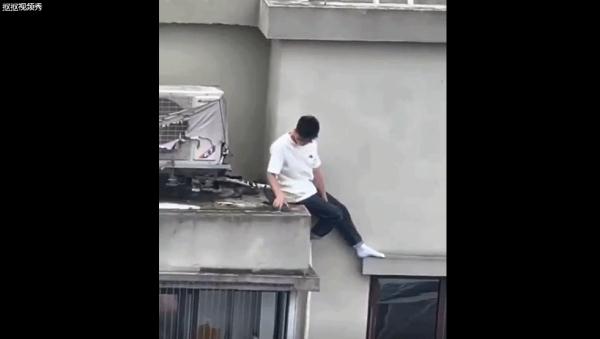 37楼爬到3楼！贵阳花果园一男子上演“飞檐走壁”