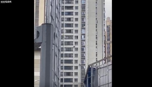 37楼爬到3楼！贵阳花果园一男子上演“飞檐走壁”