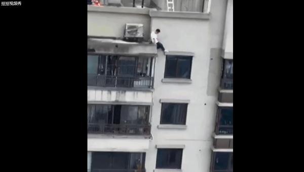 37楼爬到3楼！贵阳花果园一男子上演“飞檐走壁”