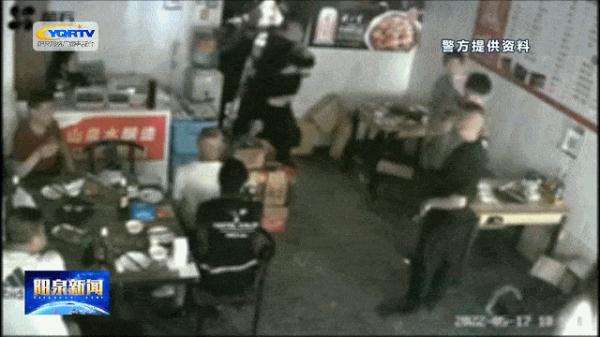 硬核！辅警被酒瓶砸伤后忍痛制服歹徒：一定要抓住他！