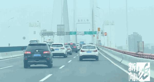 外滩晨跑、地铁通勤、高架车水马龙，如常的上海回来了！注意：地铁出行有乘客被劝离...重要提醒→