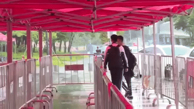这场雨中，他们全力保障，护航考生“乘风破浪”→