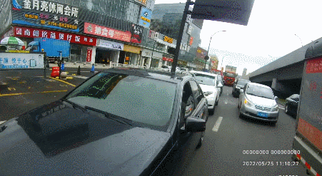 男子看中了一辆奔驰小车，没想到刚开出门试驾，跑了两公里就被抓了！