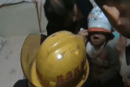 咋回事?娃娃机里出现真娃娃! 咋回事?娃娃机里出现真娃娃!