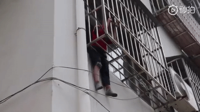 咋回事?娃娃机里出现真娃娃! 咋回事?娃娃机里出现真娃娃!